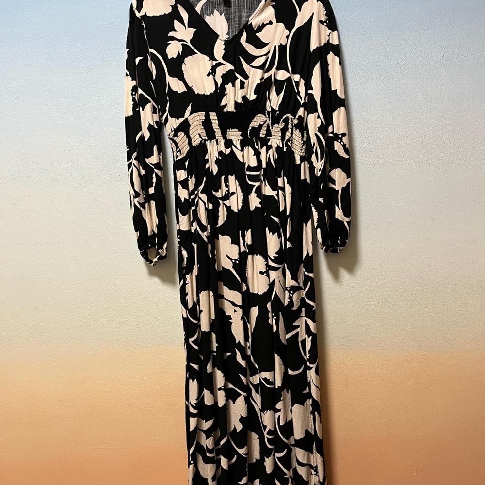 Black and White V-Neck Bishop Sleeve Gown